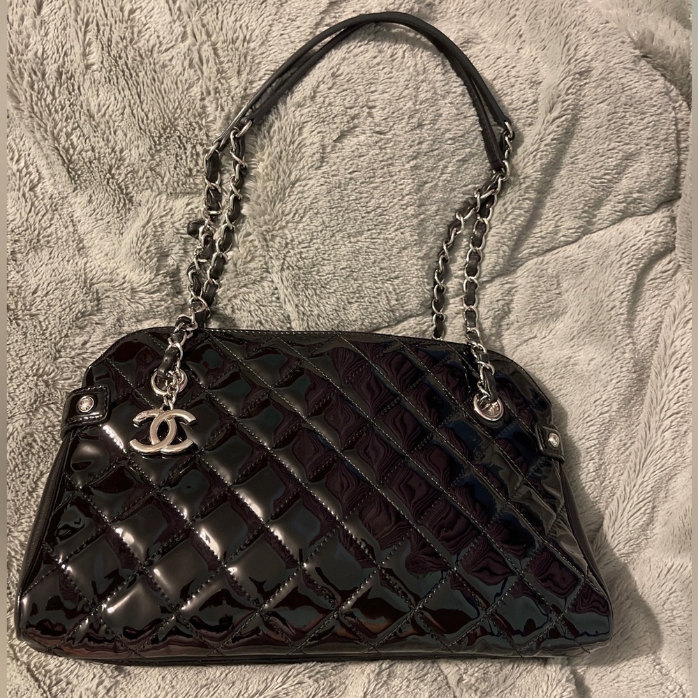Chanel patent leather shoulder bag